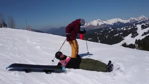 Two Guys Holding Each Other Skis While Going Ski Slope — Vídeo de Stock