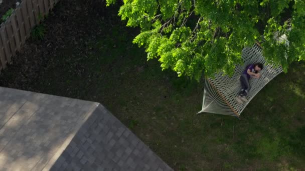 Overhead View Little Girl Relaxing Hammock Her Backyard — ストック動画