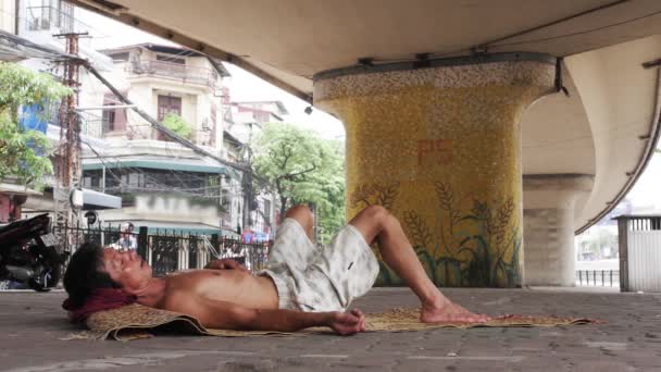 Sem Teto Sem Camisa Sudeste Asiático Homem Dormindo Fino Fosco — Vídeo de Stock