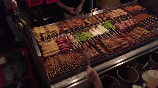 Asian Grill Grill Grillowaniem Żywności Dla Głodnych Klientów Czeka Ich — Wideo stockowe