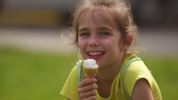Mcu Handheld Gadis Sekolah Muda Tertawa Sambil Makan Krim Lezat — Stok Video