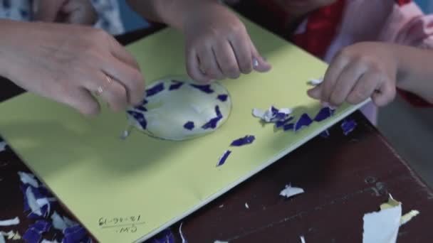 2人のインドの子供と教師が一緒に紙を作るドリー ズームアウト — ストック動画