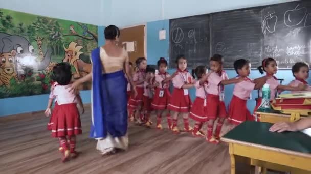 Adoráveis Meninas Escola Indiana Deixando Classrom Linha Com Mão Cada — Vídeo de Stock