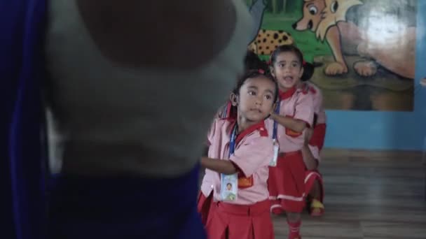 Kinder Tanzen Mit Lehrern Indiens Öffentlicher Schule — Stockvideo