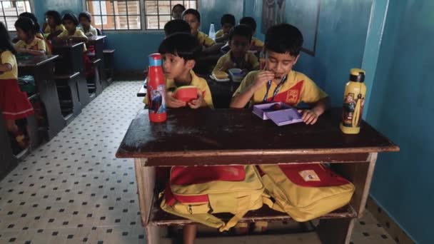 Jonge Studenten Uniform Die Snacks Eten Tijdens Lunchpauze Nalanda Public — Stockvideo