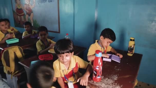 Indian Elementary School Kids Having Lunch Classroom — Vídeos de Stock