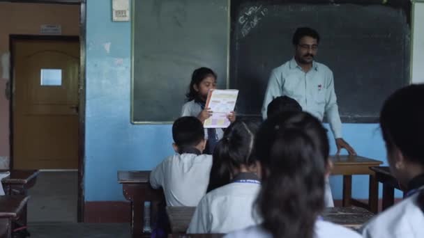 Teacher Helping Young Student Reading Skills Class School Video — Vídeos de Stock