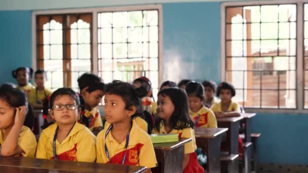 Niños Sentados Preparándose Para Comer Merienda Estudiantes Emocionados Listos Para — Vídeos de Stock