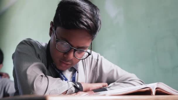 Chytrý Indický Chlapec Brýlemi Jak Vysmívá Krutým Spolužákům — Stock video