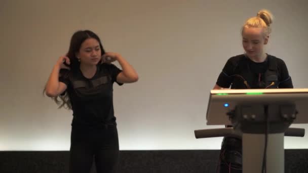 Young Girl Connected Ems Machine Gets Taught How Lunge Squats — Stok video