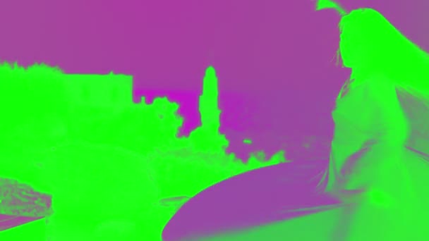 苏非派纺纱 有粉色和绿色的绒毛连衣裙 — 图库视频影像
