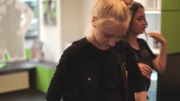 Bayan Antrenörü Ems Yeleğini Giymesine Yardım Ettiği Için Elektromanyetik Eğitim — Stok video