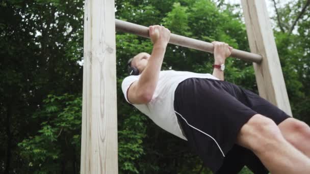 Trek Kracht Training Oefening Fitnessman Traint Zijn Armspieren Een Outdoor — Stockvideo