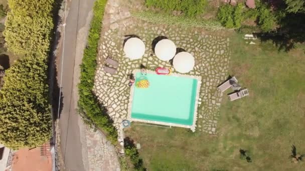 Een Terugtrekkend Overzicht Van Een Blauw Zwembad Italiaanse Heuvels — Stockvideo