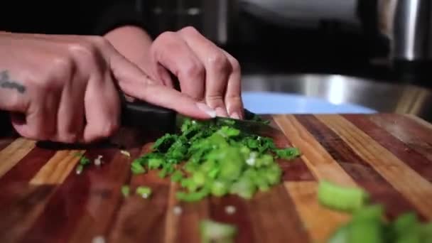 Леди Режет Зеленые Овощи Супа — стоковое видео