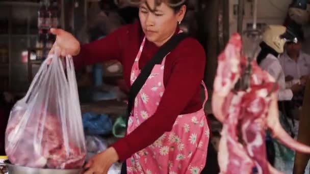 Kvinnlig Säljare Väger Rått Kött Marknaden Stall Phnomh Penh Kambodja — Stockvideo