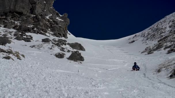 Timelapse Van Skiër Wandelen Steile Heuvel — Stockvideo