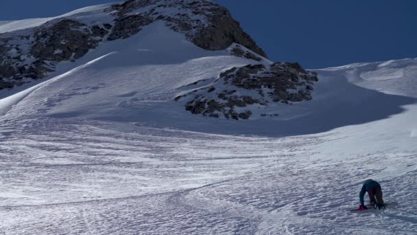 Skier Πεζοπορία Μέχρι Ένα Χιονισμένο Βουνό — Αρχείο Βίντεο