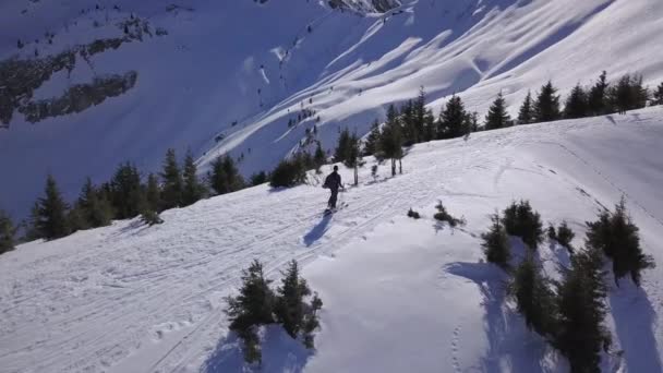 Drone Μετά Σκιέρ Γδάρσιμο Στο Βουνό Ridge — Αρχείο Βίντεο