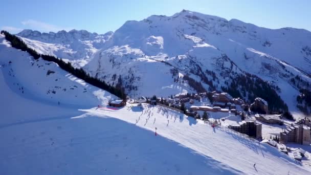 Drone Passing Piste Chairlift — Vídeos de Stock