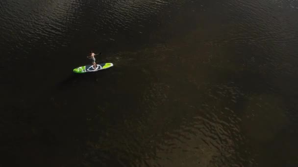 Drone Gölün Ortasında Ayakta Kürek Çeken Bir Kızı Takip Ediyor — Stok video