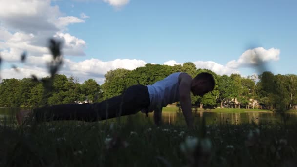 Muž Dělá Kliky Zpomaleném Filmu Krásném Parku — Stock video