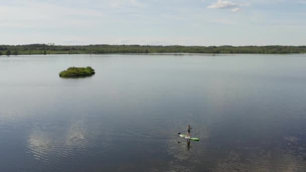 Wide View Young Girl Surfing Stand Paddle Middle Lake — Vídeos de Stock