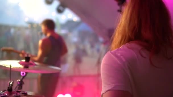 Drummer Speelt Live Een Festival Schouder Terwijl Lichten Hem Heen — Stockvideo