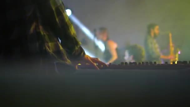 Keyboarder Spielt Klavier Bei Einem Musikkonzert Während Die Lichter Blinken — Stockvideo