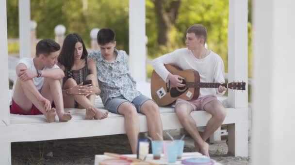 Група Міських Підлітків Насолоджується Своїм Літнім Часом Відкритому Повітрі Під — стокове відео