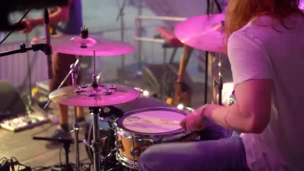 Long Haired Drummer Shoulder Shot Drummer Festival Pink Light — Vídeo de stock