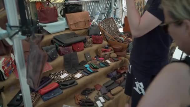 Žena Kupující Peněženku Pro Svého Manžela Italském Trhu — Stock video
