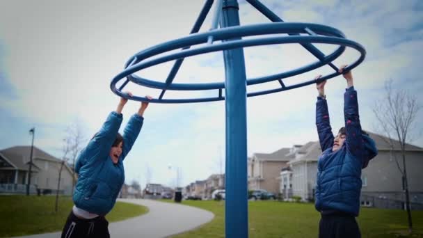 Twee Jongens Draaien Rond Hebben Plezier Een Park — Stockvideo