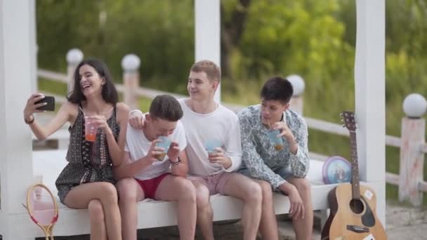 Nastolatka Robi Sobie Selfie Swoimi Kumplami Pijąc Sok Słomką Nastolatki — Wideo stockowe