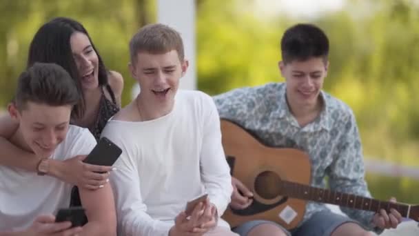 Teenager Divertimento Estivo Sorrisi Suonare Chitarra Cantare Ragazza Adolescente Ragazzi — Video Stock