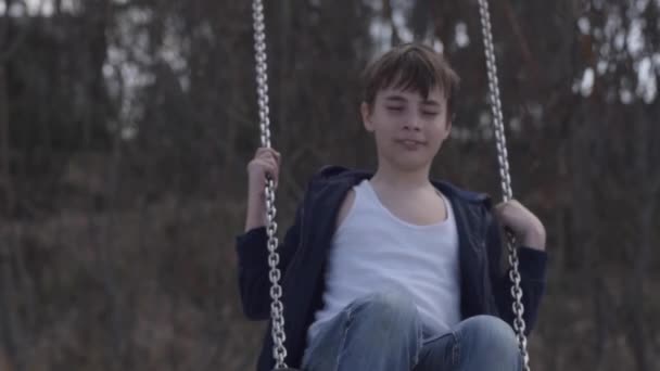 Ένα Νεαρό Αγόρι Γυμνό Πόδι Κουνιέται Μπρος Πίσω Ένα Σετ — Αρχείο Βίντεο