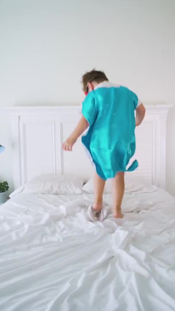Süper Kahraman Çocuk Yatakta Zıplıyor — Stok video