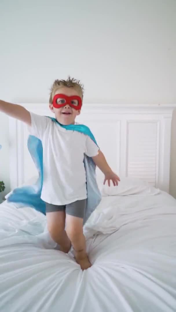 Superbohater Chłopiec Skacze Łóżku — Wideo stockowe