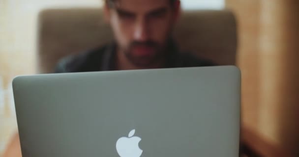 Чоловік Посміхається Махає Деяким Друзям Скайпі Ноутбуці — стокове відео