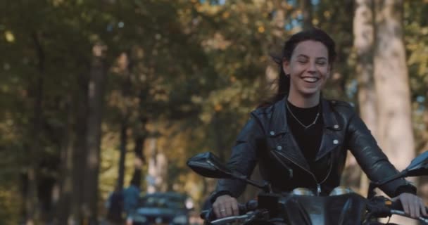 Piękne Zbliżenie Uśmiechniętej Bieli Kobieta Motocyklu Jazdy Skórzanej Kurtce Jazdy — Wideo stockowe