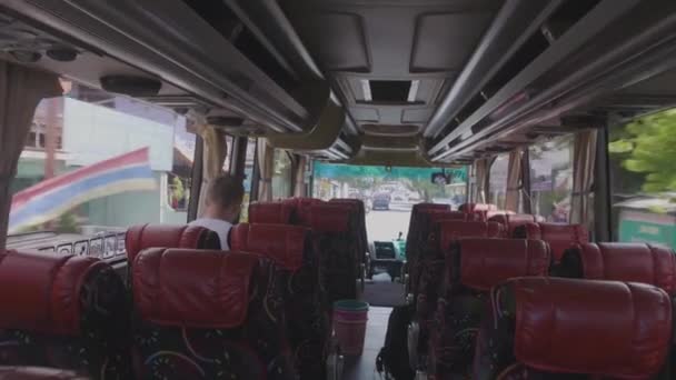 Jovem Sentado Sozinho Num Autocarro Que Atravessa Cidade Edifícios Veículos — Vídeo de Stock