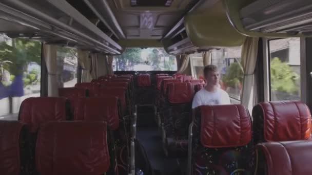 Joven Caucásico Sienta Solo Autobús Durante Viaje Rápido Lleno Baches — Vídeo de stock