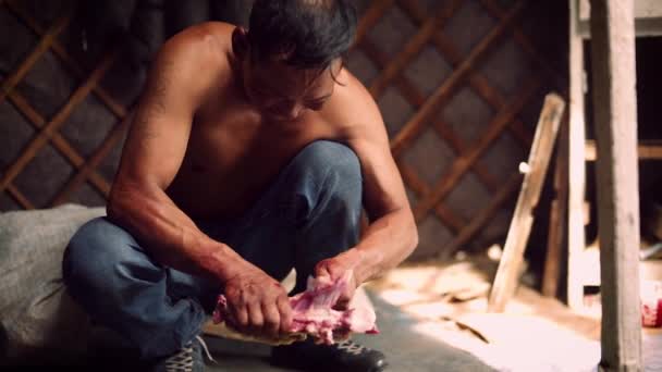 Nomade Mongol Abattant Cuisinant Mouton Dans Ger Une Tente Traditionnelle — Video