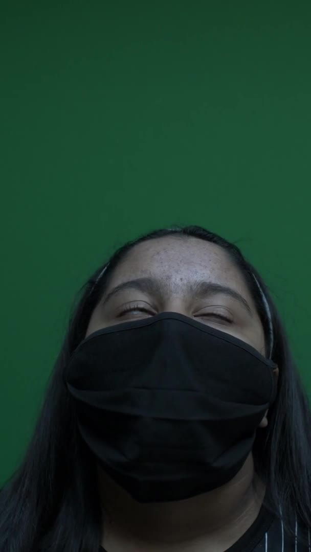 Young Asian Teenager Looking Wearing Face Mask Vertical Video Green — Vídeos de Stock