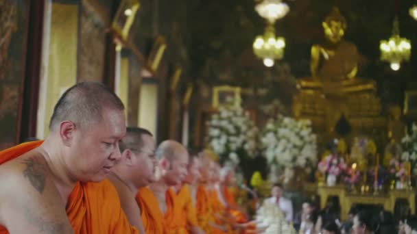 Buddhist Monks Sit Each Other Line Temple Bangkok Thailand Monk — Stockvideo