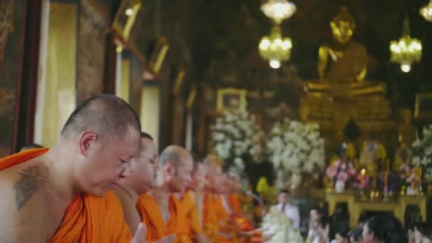 Zpomalené Záběry Buddhistických Mnichů Sedících Vedle Sebe Chrámu Bangkoku Thajsku — Stock video