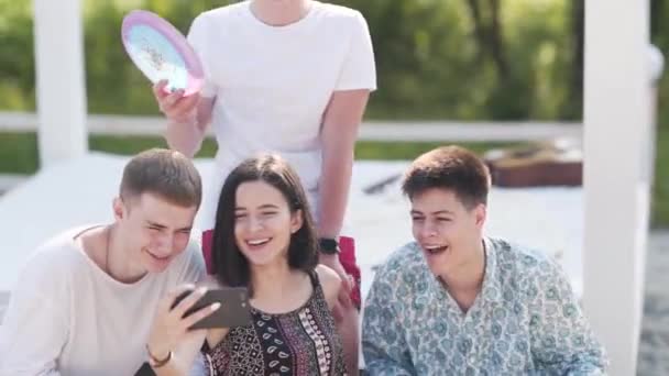 Haooy Smiling Group Teenagers Sitting Teenage Girl Take Smartphone Make — 图库视频影像