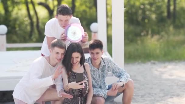 Nyári Szórakozás Okostelefon Teenage Girl Fotózás Selfie Képek Fiú Barátai — Stock videók