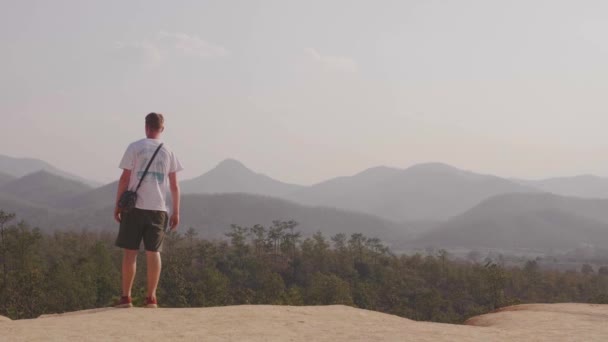 Slow Motion Footage Young Caucasian Male Standing Cliffs Pai Thailand — Vídeo de Stock