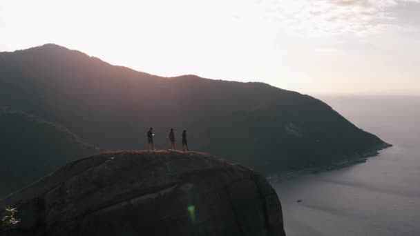 Senderistas Caminando Cima Montaña Rocosa Con Vista Mar — Vídeos de Stock